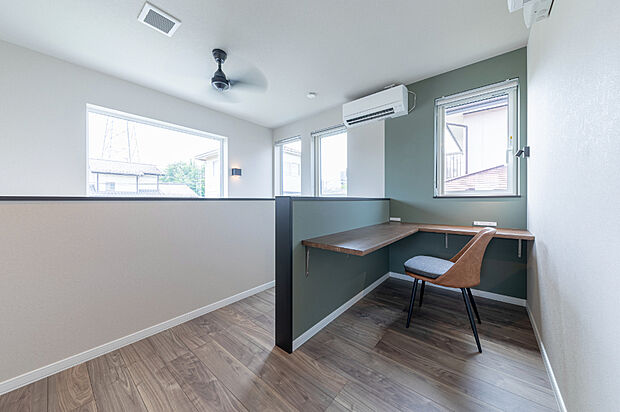 【2階フリースペース】
2階ホールには、L字のカウンターを設置しています。家事の合間の休憩時や、読書・パソコンスペースとしてなど、様々な用途で利用できます。
（2025年6月撮影）