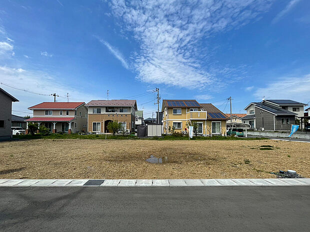 【現地写真】
1年中快適にお過ごしいただける高気密高断熱仕様のお住まい。2025年8月完成予定です。完成するのが楽しみですね。
(2025年7月撮影）