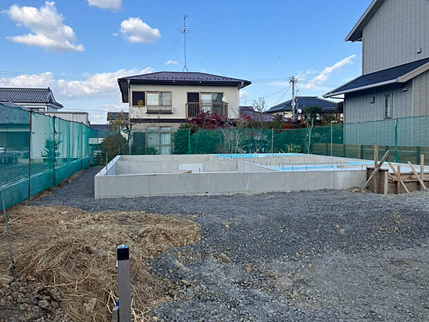 【現地写真】
周辺には高い建物が少ないため、明るく開放感のある立地です。室内に暖かい陽光と気持ちの良い風が差し込みます。
(2025年11月撮影）