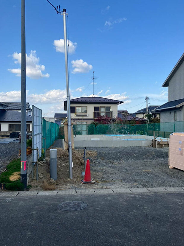 【現地写真】
車種により3台分のカースペース付き。来客用の駐車スペースを確保できたり、ご夫婦でお車を所有することもできます。
(2025年11月撮影）