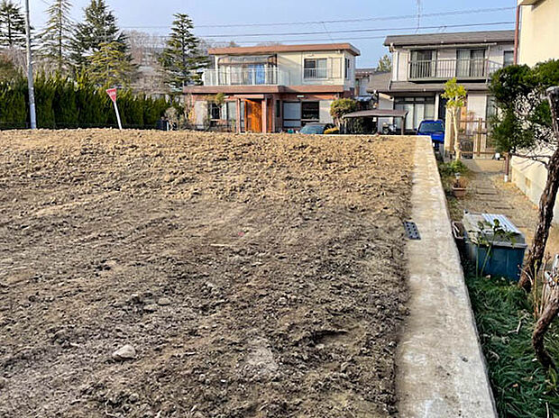 【現地写真】
前面道路は幅員約6mと広く開放感がございます。周辺には高い建物も少なく、採光や通風の確保が期待できます。
(2026年2月撮影)