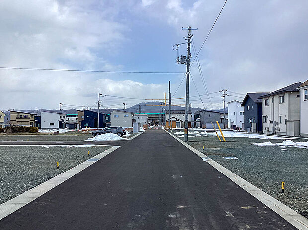 【現地写真】
周辺には高い建物が少ない落ち着いた住宅地となっております。車通りが少なく、静かな環境で新生活をスタートできますね。
(2026年3月撮影)