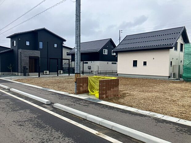 【現地写真】
太陽光発電システム搭載のエコ住宅。1年中快適に過ごせる高気密工断熱仕様も嬉しいですね。
(2026年5月撮影)