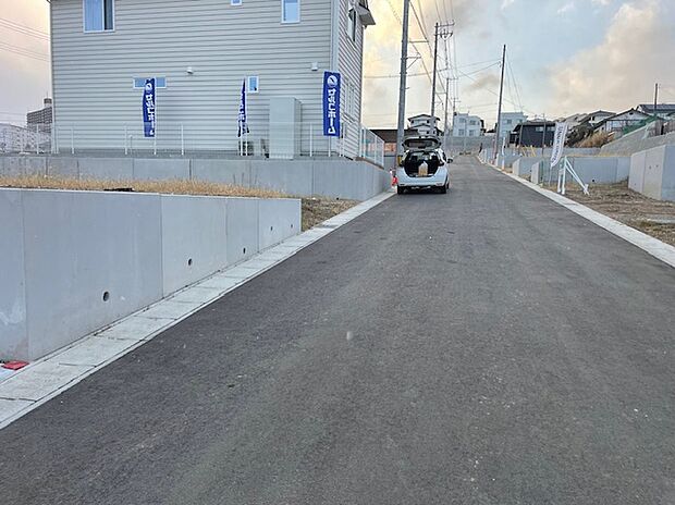 【現地写真】
きれいに舗装された幅員約6m道路に面しており、お車での出入りもしやすい立地。毎日の通勤やお出掛けもスムーズに行えます。
(2026年8月撮影)