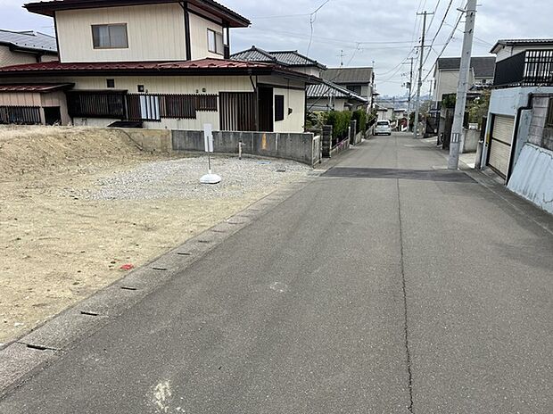 【現地写真】
幅員約5mの道路に面しお車でのすれ違いや駐車もスムーズに行えます。見通しの良い道路は安全性、防犯性も高まります。
(2026年10月撮影)