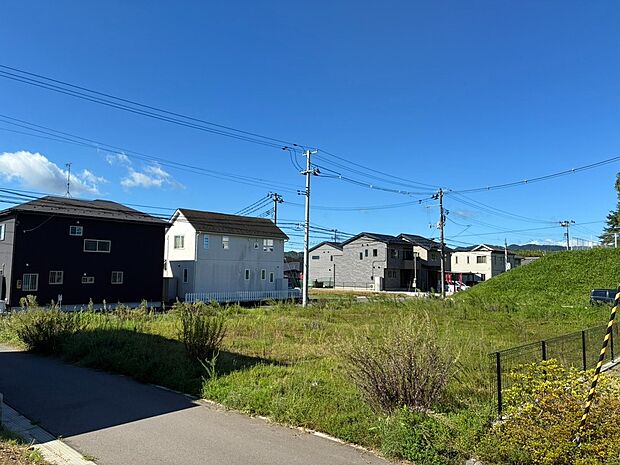 【現地写真】
陽当りが良く、開放感あふれる南向きの売地が登場。暖かい陽光と通り抜ける風を感じられる快適なお住まいを実現できる立地です。
(2026年10月撮影)