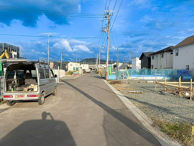 【現地写真】
幅員約6mのゆとりある道路に面し、お車の出し入れもしやすい立地。日々の通勤やお出掛けもスムーズに行えます。
(2026年10月撮影)