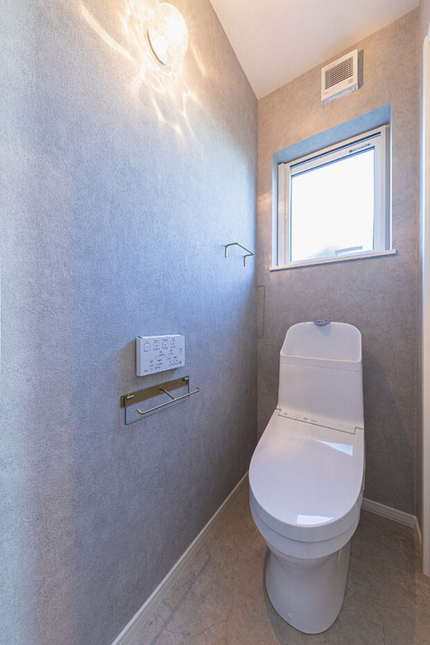 【【1Fトイレ】】玄関からすぐの位置にトイレをもうけています。
【2024年10月撮影】