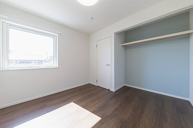 【【居室B】】5.2帖の居室です。オープンクローゼットは整理整頓が身に付きやすく、好きなようにアレンジできます。
【2024年10月撮影】