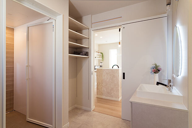 【【ユーティリティー】】キッチンからすぐアクセスできて家事効率もUP!収納棚も完備した、使いやすいユーティリティースペースです。
【2024年12月撮影】