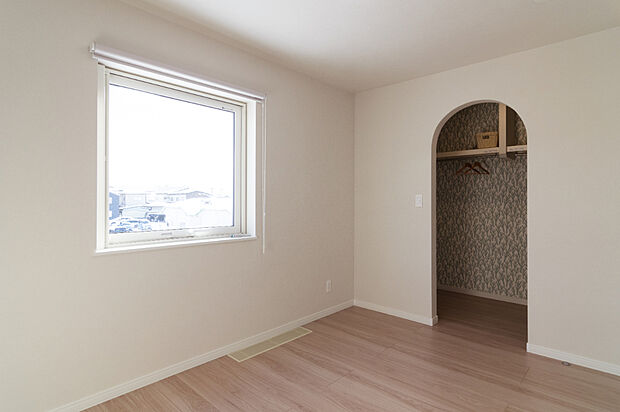 【【2F主寝室】】2F主寝室にはアーチ状のタレ壁で仕切られたウォークインクローゼットを完備しています。クローゼット内はアクセントクロスでかわいらしい雰囲気です。
【2024年12月撮影】