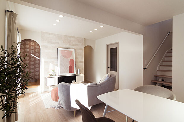 【【リビング】】自然光をたっぷり取り入れた明るい室内です。
【2024年12月撮影】