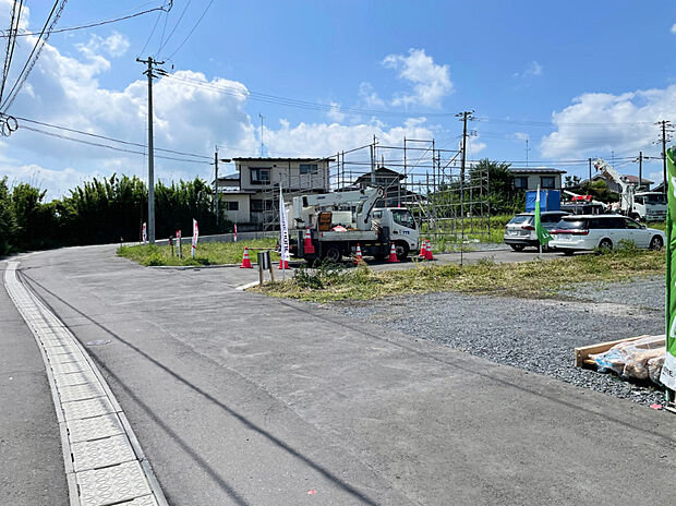 【【現地写真】】土地の周辺には高い建物がございませんので、開放感がございます。前面道路も広く見通しが良いですね。
【2024年8月撮影】