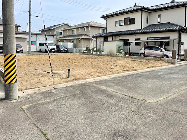 【【現地写真】】間口は約13mと広く開放感がございます。駐車場やお庭スペースを広く取る事ができる区画です。
(2025年5月撮影)