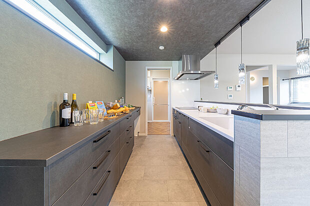 【【キッチン】】IHコンロでお掃除も簡単、食器洗い乾燥機で片付けもスムーズ。忙しい日々をサポートしてくれる、うれしい設備がそろったキッチンです。
（2025年6月撮影）