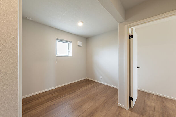 【【2階フリースペース】】2階のフリースペースは、洗濯物を干したりカウンターを置いてワークスペースにしたりと、使い方は自由自在。暮らしに合わせて柔軟に活用できます。
(2025年6月撮影)