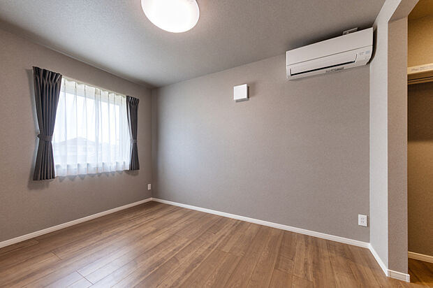 【【主寝室】】落ち着いた6帖の主寝室は、一日の終わりにほっとくつろげるプライベート空間。ベッドや収納もゆったり配置でき、心地よい眠りをサポートします。
(2025年6月撮影)