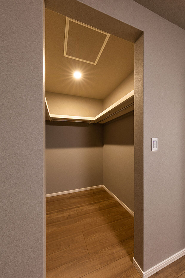 【【主寝室ウォークインクローゼット】】主寝室に隣接した2帖のウォークインクローゼット。季節物の衣類やバッグもまとめて収納でき、毎日の身支度がスムーズに。空間もすっきり保てます。
(2025年6月撮影)