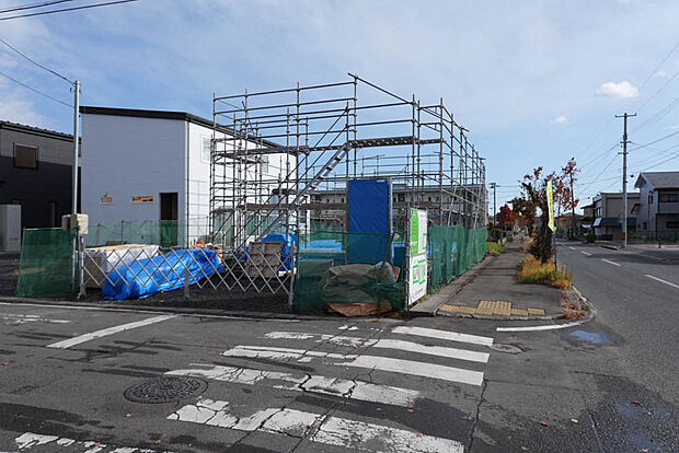 【【現地写真】】周辺に高い建物が少ない低層住居専用地域です。前面道路には歩道がございますので、小さなお子様との外出にも心強いですね。
（2025年12月撮影）