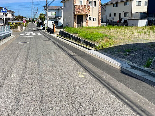 【【現地写真】】幅員約6mの見通しの良い道路に面しています。お車でのすれ違いや駐車もスムーズにできますね。
(2026年1月撮影）