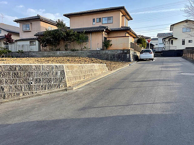 【【現地写真】】間口の広い整形地。更地でお引渡しのため解体費用が掛からず、スムーズに建築できるのが嬉しいポイント。
(2026年2月撮影)