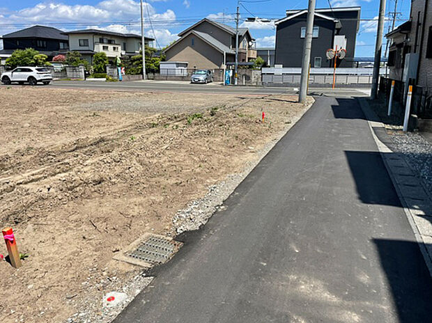 【【現地写真】】周辺は落ち着いた住宅街となっており住環境も良好。のびのびとした環境で子育て世帯にもおすすめです。
(2026年6月撮影）