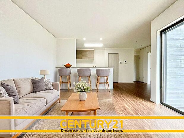 ※家具・CG加工はイメージです。販売価格等には含まれません。
■■憩いのリビング■■
リビングとダイニングの空間機能を活かし、巧みに使い分ける発想が、ライフスタイルに新しいゆとりをもたらします。
