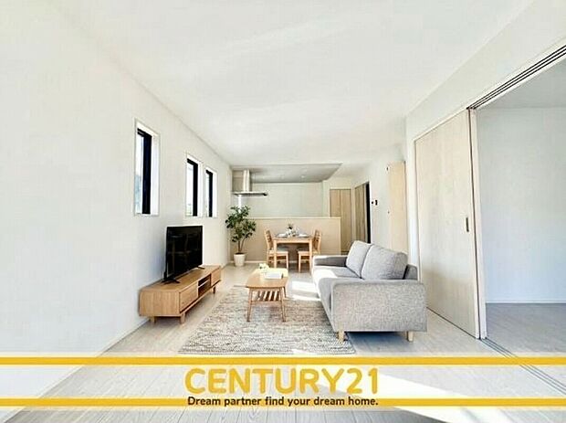 ※家具・CG加工はイメージです。販売価格等には含まれません。
■■憩いのリビング■■
リビングとダイニングの空間機能を活かし、巧みに使い分ける発想が、ライフスタイルに新しいゆとりをもたらします。