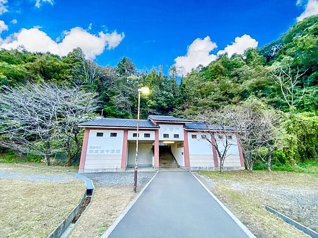 須恵町立須恵東中学校(約800m)