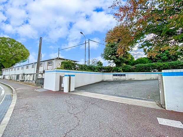 須恵町立須恵中学校(約1,000m)