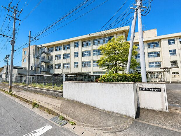 糸島市立前原西中学校(約650m)
