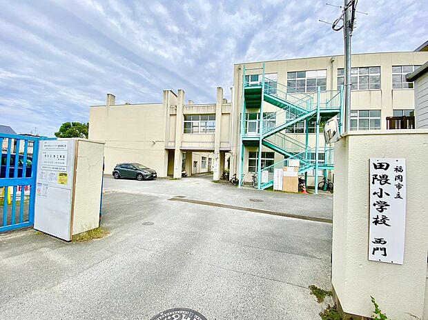 福岡市立田隈小学校 (約518m)