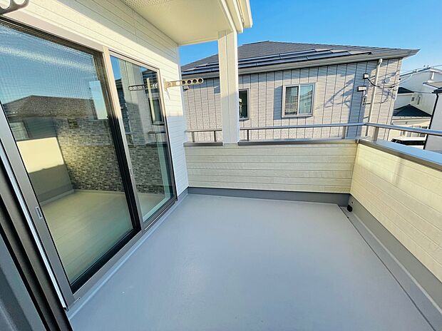 レジェンドコート施工例、奥行きがある広々バルコニー