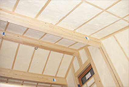 家全体を包み込む吹き付け断熱