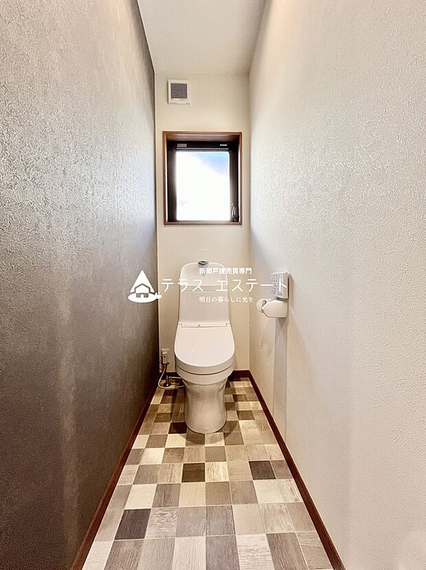 【トイレ】アクセントの床材がお洒落なトイレです。小窓付きで採光もしっかり確保☆