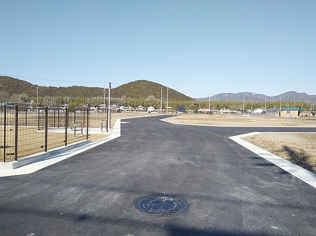 《ココフィール八木町南広瀬》分譲地内前面道路。