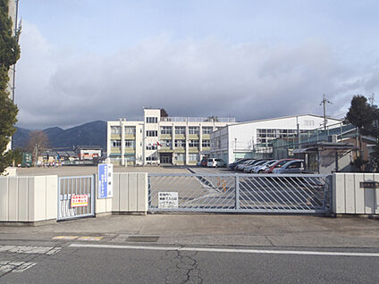 亀岡市立大井小学校 約880ｍ(徒歩11分)