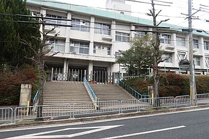 亀岡市立つつじヶ丘小学校 約1,330ｍ