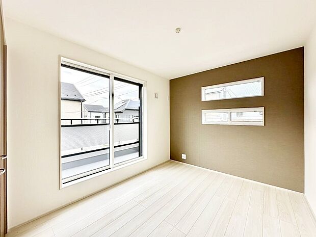 バルコニーが開放感をプラスしてくれる洋室