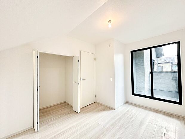 明るいバルコニーサイドに洋室を設置。目覚めの良い寝室に。 