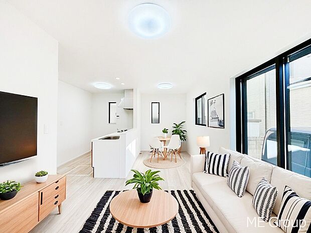 家族の和やかな会話が聞こえてきそう。開放感のあるリビングです。※家具はCGです