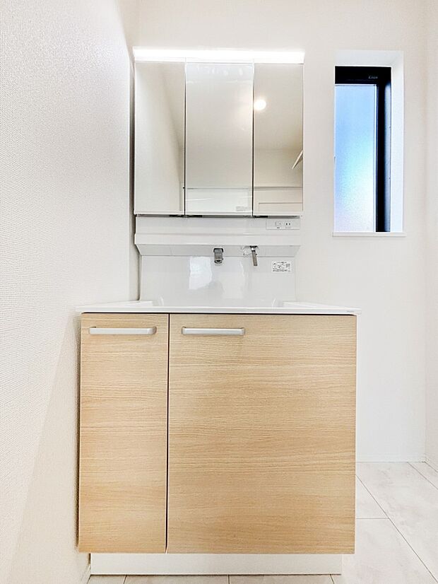 収納力と機能性に優れたお手入れラクラク洗面化粧台!