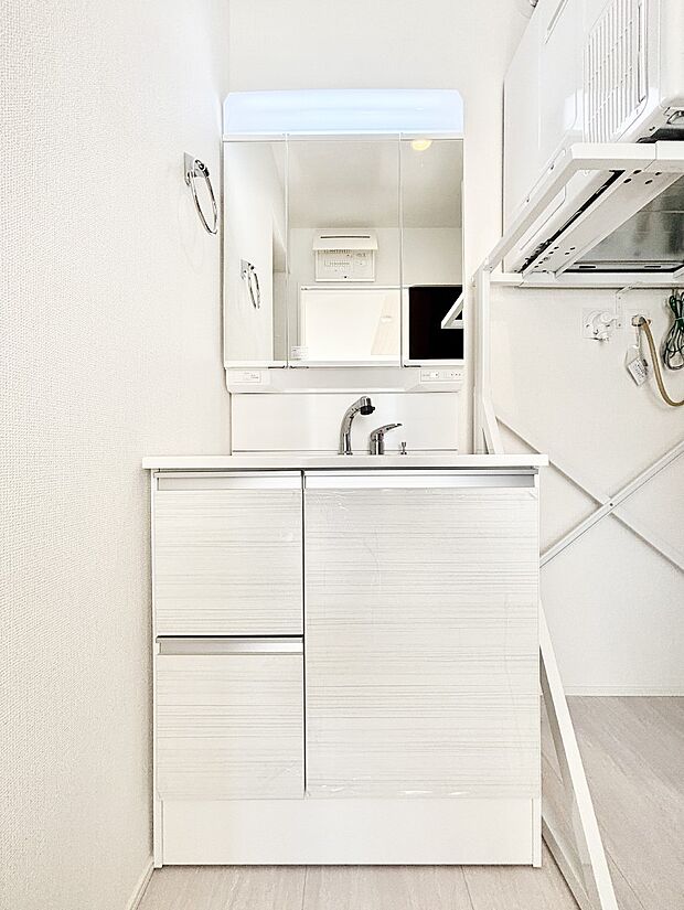 スタイリングに便利な三面鏡、ミラーキャビネットで細かい物スッキリ