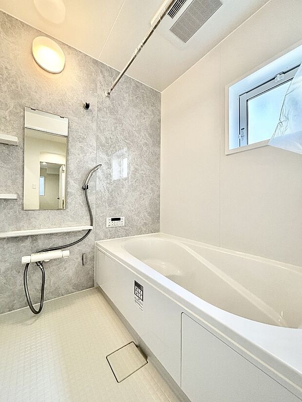 一日の疲れを癒してくれる明るい清潔感のあるバスルーム    