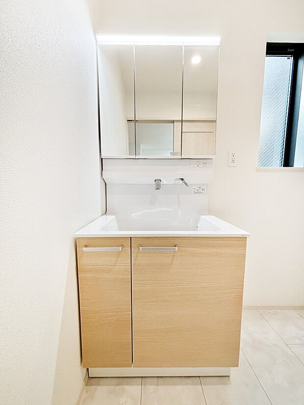 スタイリングに便利な三面鏡、ミラーキャビネットで細かい物スッキリ