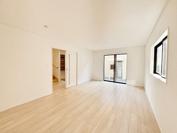 家族の笑顔が自然と生まれてくる、そんな雰囲気のダイニングに仕上がっています。