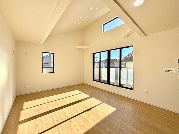 大きな窓からたっぷりの陽光と風を感じられるリビング  