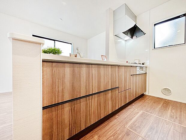 爽やかな風が通り抜けるキッチン。窓があるので明るく換気にも役立ちます。