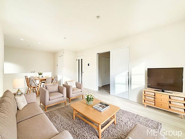 プライバシーも守れる2階リビングは明るく開放感たっぷり　※家具はCGです