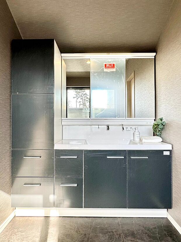 大きく見やすい三面鏡で清潔感ある洗面台は、身だしなみチェックや肌のお手入れにおすすめです。  